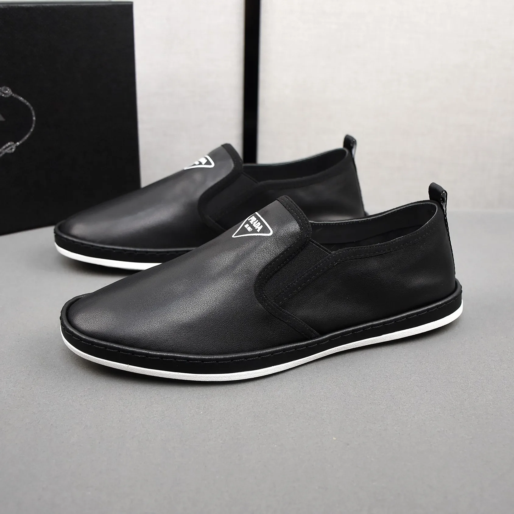 PP380👟👟👟Prada [Prada] Soft-soled and soft-surface casual leather shoes. The uppers are made of comfortable and soft first-layer cowhide and super-soft rubber outsole. Men's size 38-44.